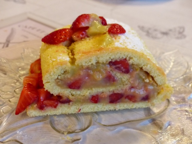 gâteau-roulé-sans-gluten-et-sans-lactose-au-rhubarbe-curd-et-aux-fraises