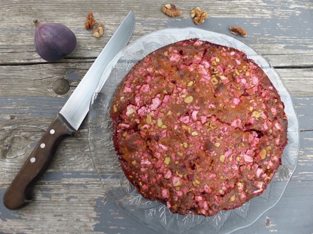 Gâteau moelleux aux figues fraîches rôties à la poêle, aux noix et aux pralines roses blog ma cabane en alaska