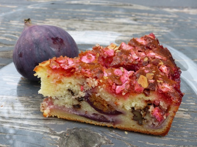 Part du gâteau moelleux aux figues rôties à la poêle, aux noix et aux pralines roses