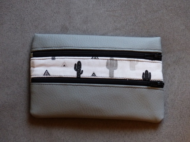 pochette à double poches zippées en simili cuir gris et cotonnade cactus